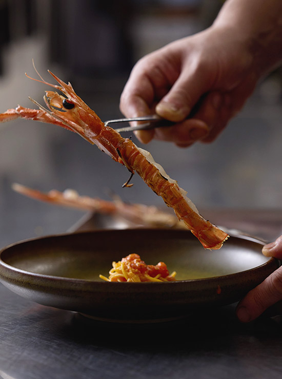 エビ乗せる調理シーン